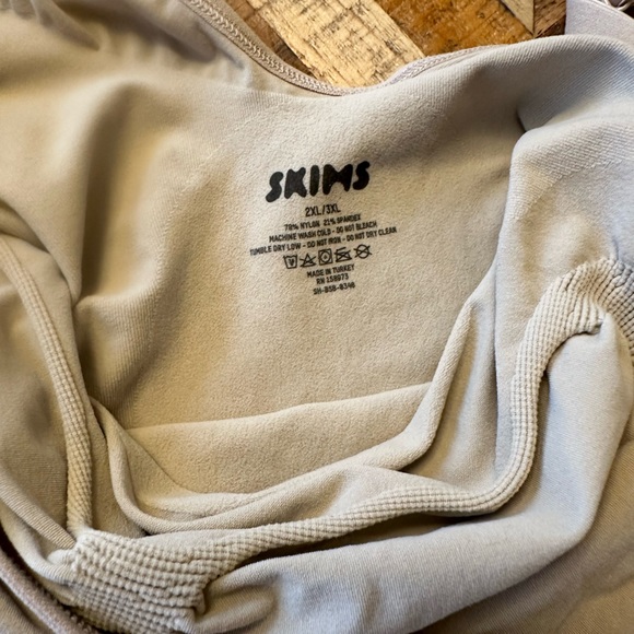 Skims Seamless Sculpt Bodysuit Brief with Snaps - Picture 3 of 6